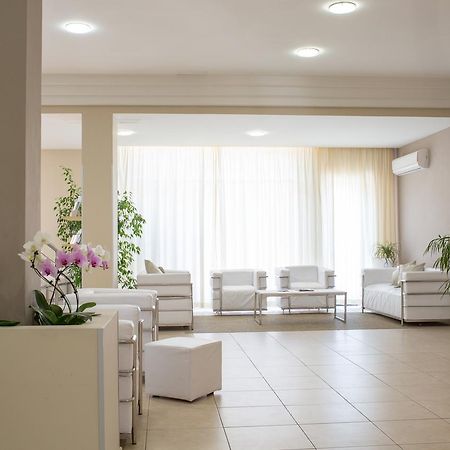 Hotel Holiday Vasto Extérieur photo