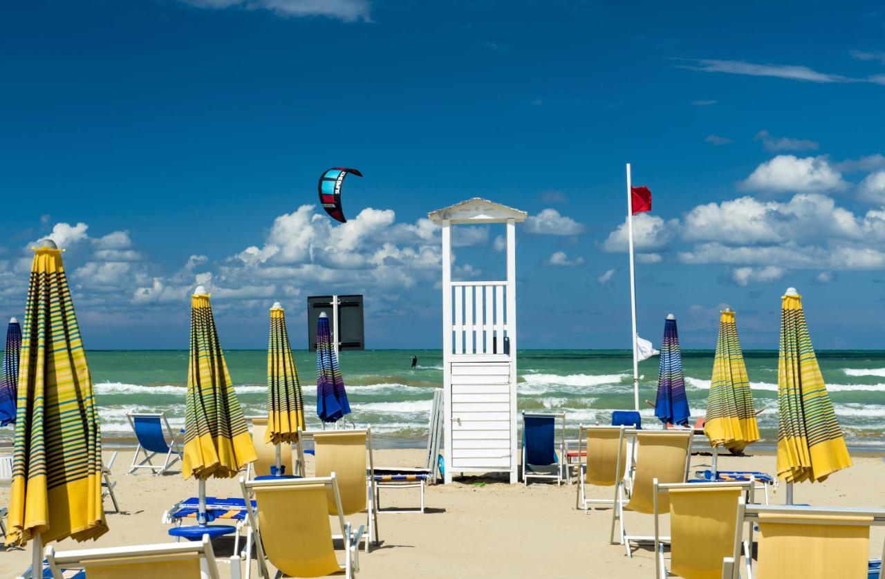 Hotel Holiday Vasto Extérieur photo