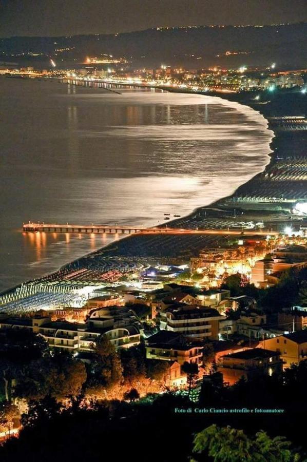 Hotel Holiday Vasto Extérieur photo
