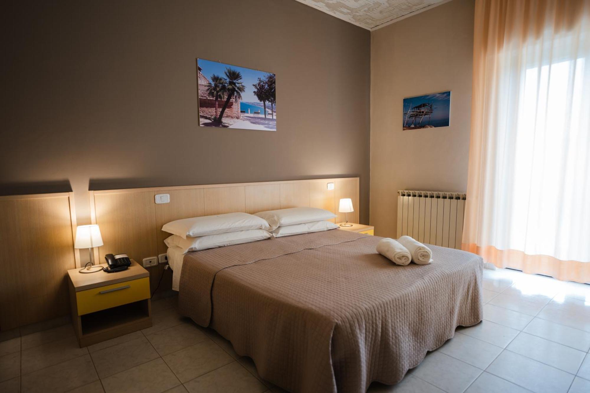 Hotel Holiday Vasto Extérieur photo