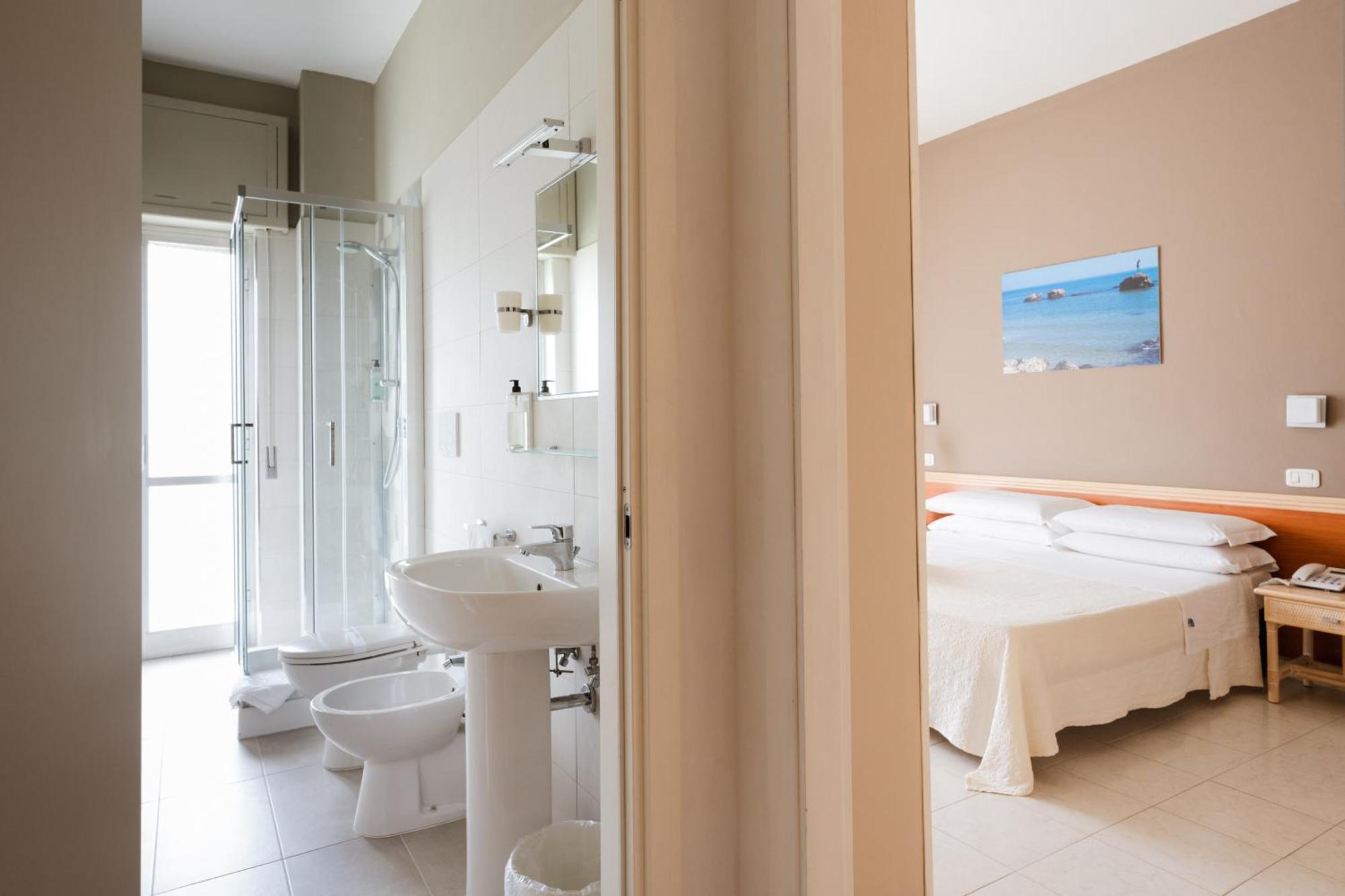Hotel Holiday Vasto Extérieur photo