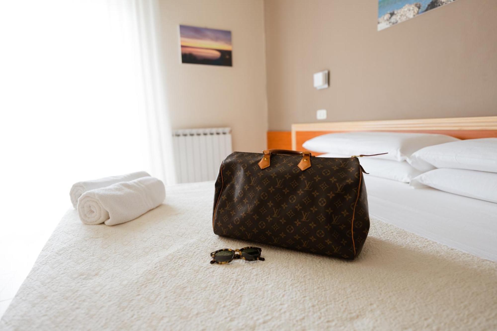 Hotel Holiday Vasto Extérieur photo