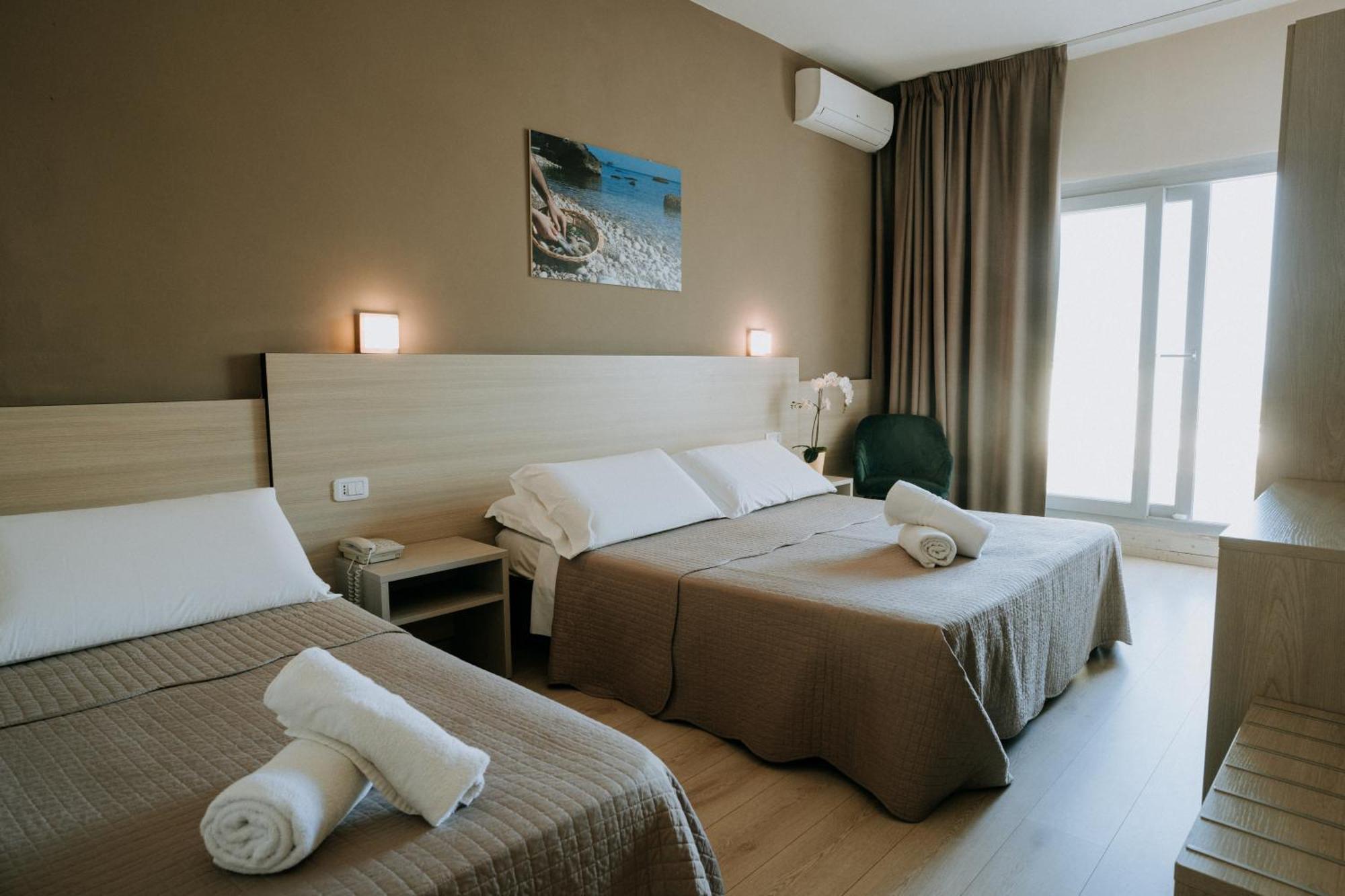 Hotel Holiday Vasto Extérieur photo