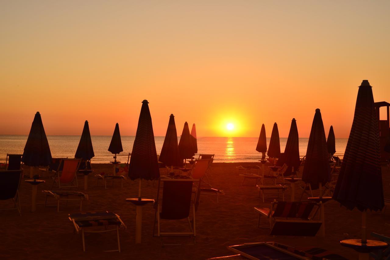 Hotel Holiday Vasto Extérieur photo