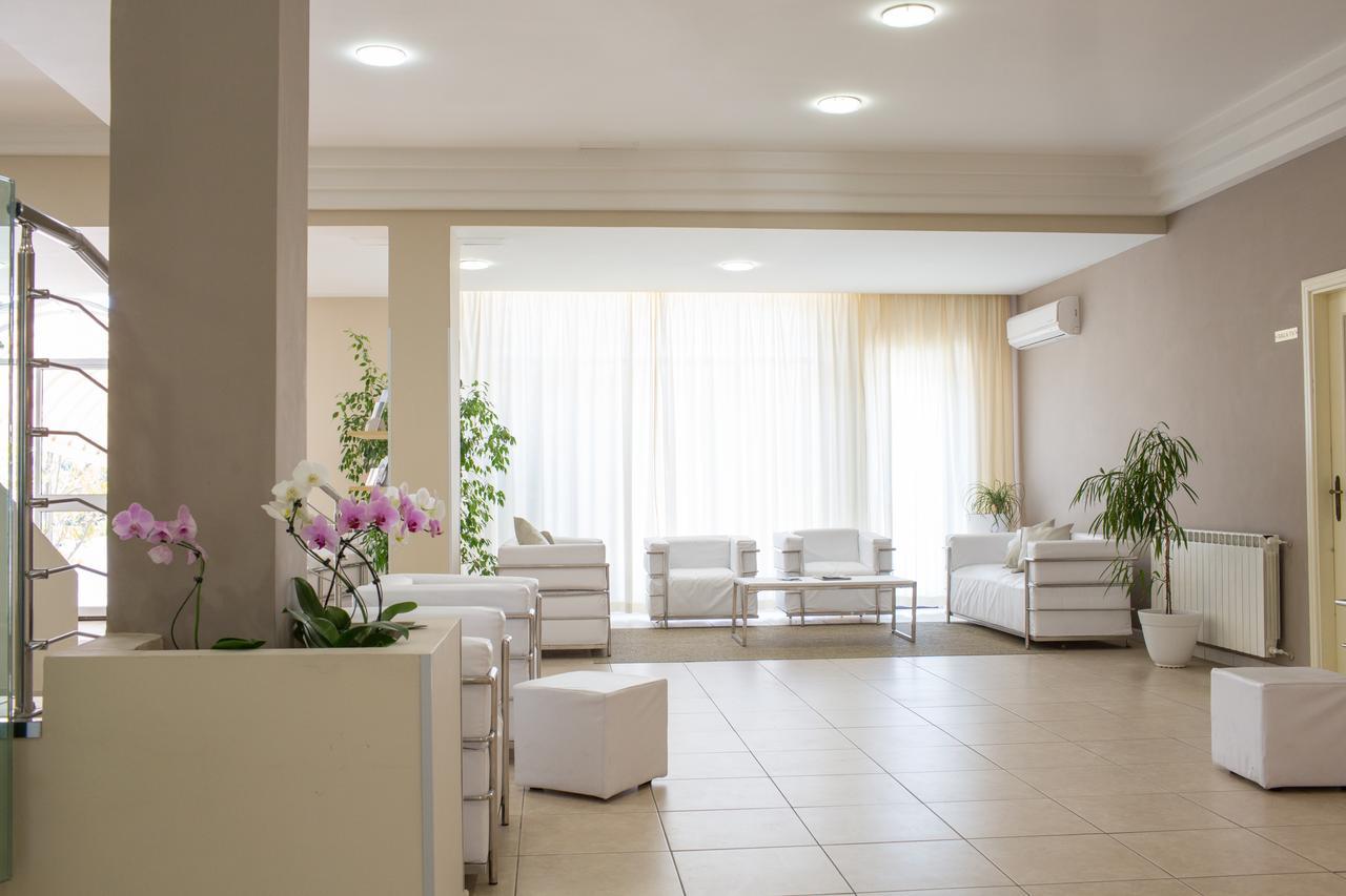 Hotel Holiday Vasto Extérieur photo