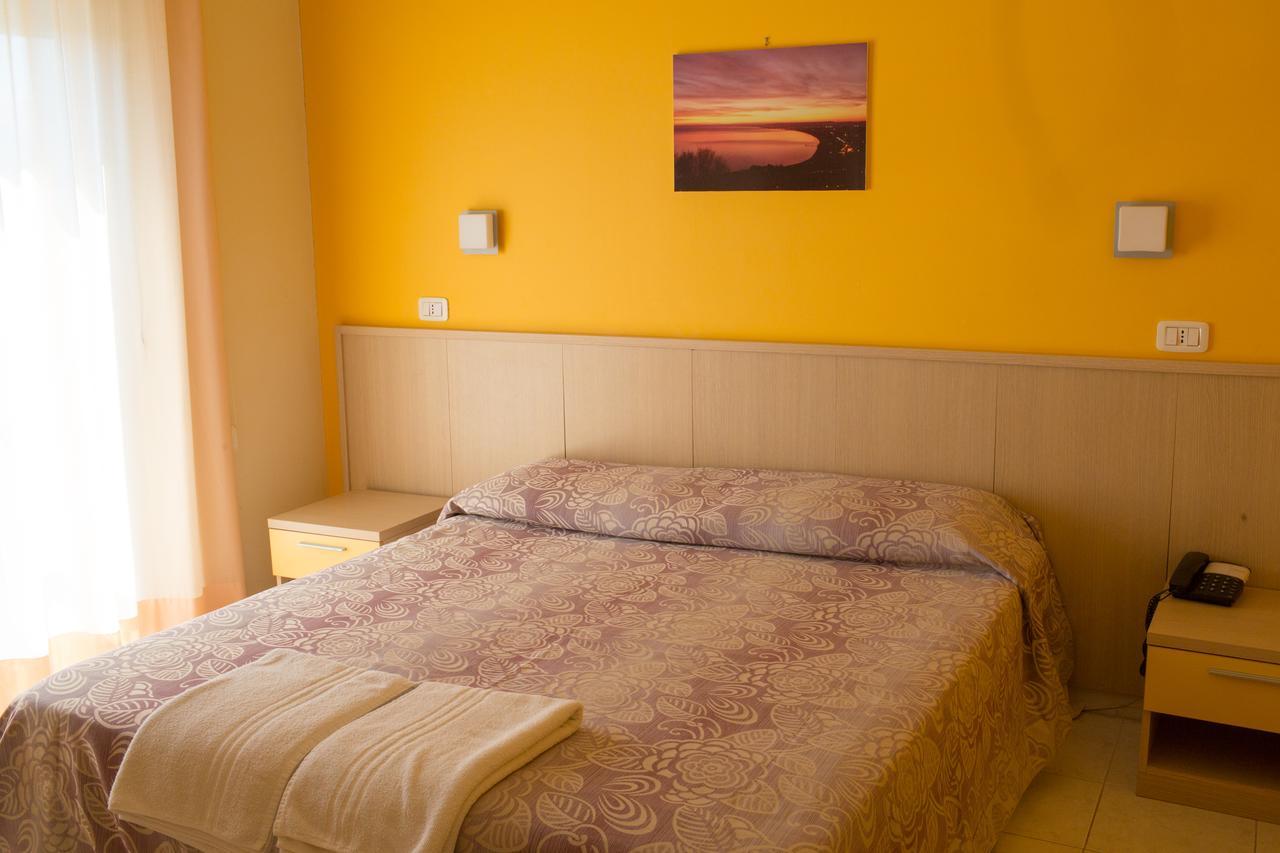 Hotel Holiday Vasto Extérieur photo