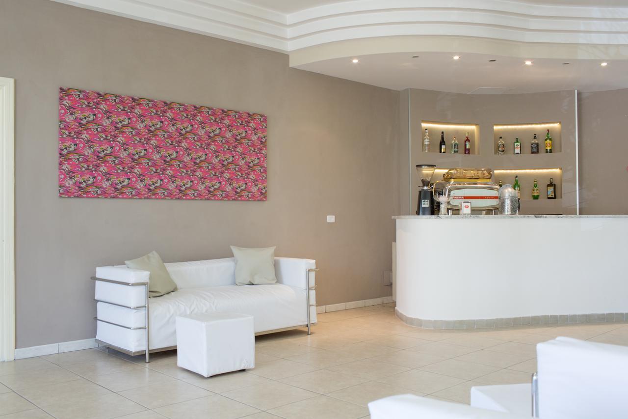 Hotel Holiday Vasto Extérieur photo